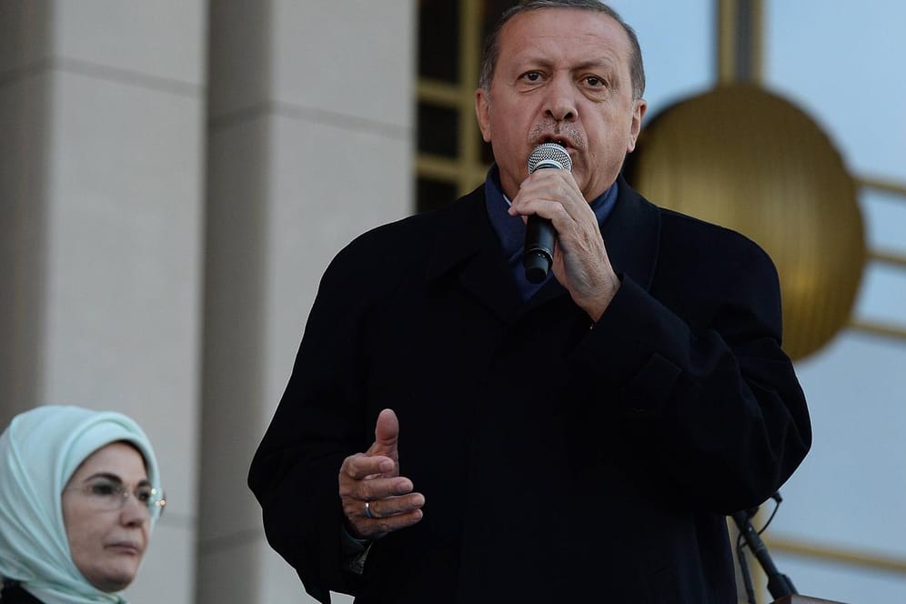 Wie geht es dem türkischen Präsidenten wirklich? Recep Tayyip Erdogan und seine frau Emine vor dem Regierungspalast in Ankara (Archivbild).