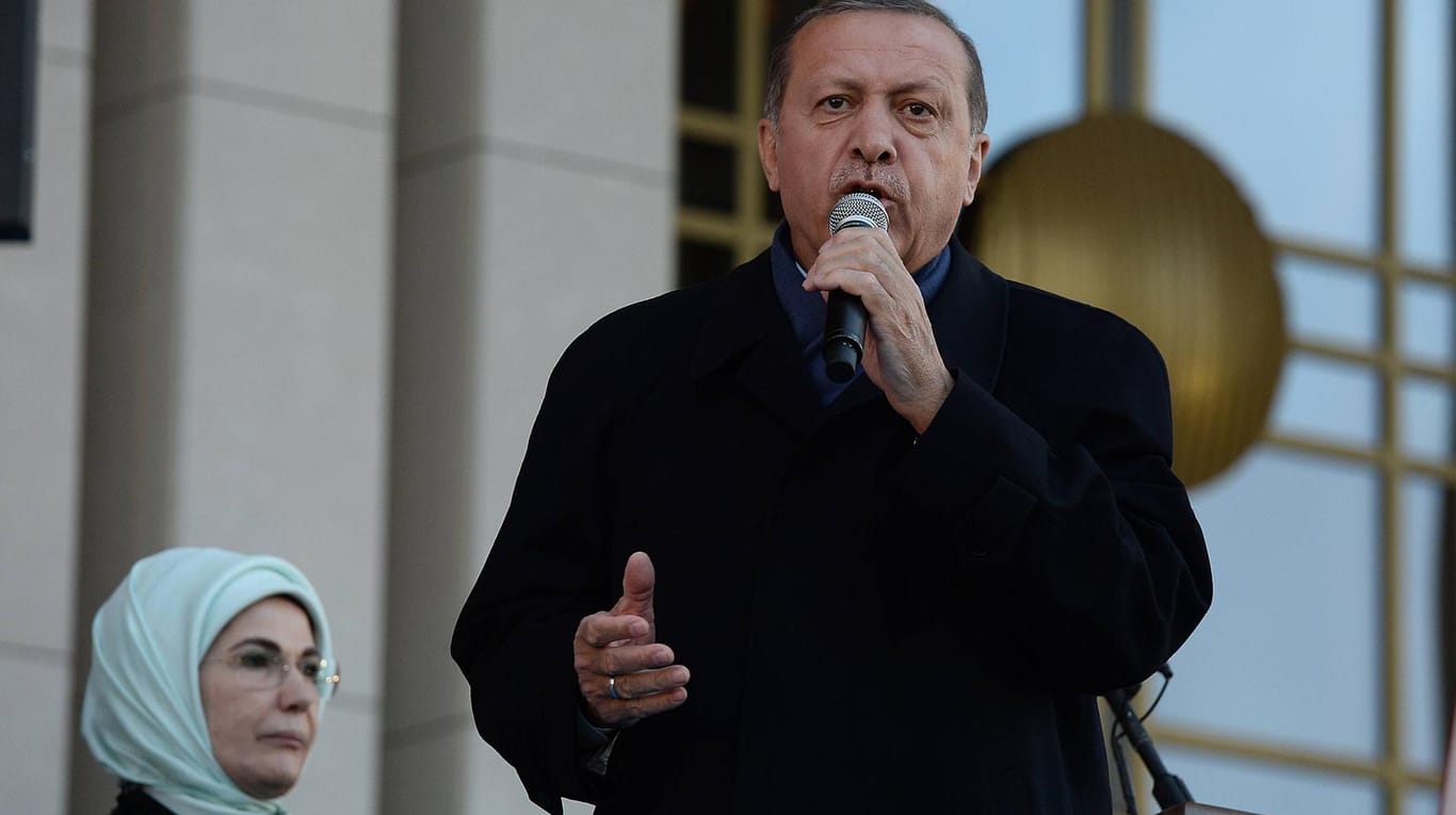 Wie geht es dem türkischen Präsidenten wirklich? Recep Tayyip Erdogan und seine frau Emine vor dem Regierungspalast in Ankara (Archivbild).