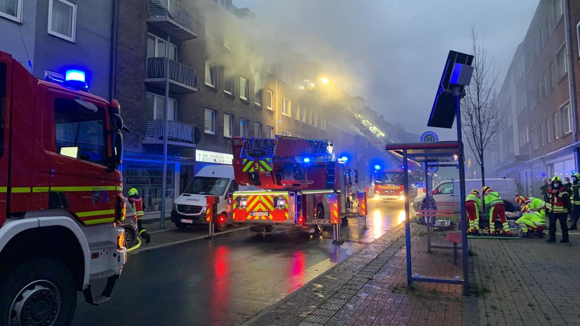 Feuerwehreinsatz: Ein Mann und ein Hund wurden schwer verletzt. Feuerwehreinsatz: Ein Mann und ein Hund wurden schwer verletzt.