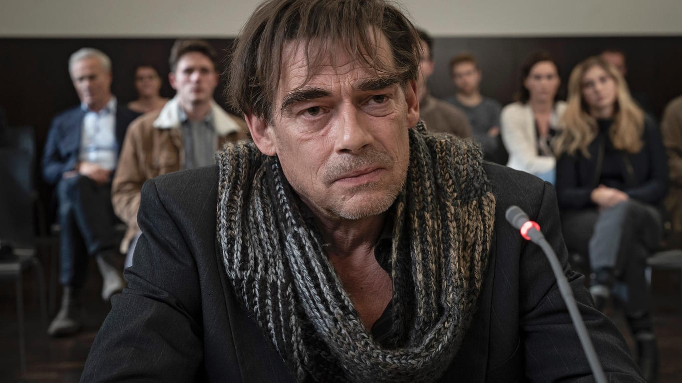 "Tatort: Vier Jahre": Ole Stark (Martin Feifel) sagt vor Gericht aus, dass er der wahre Schuldige ist. Für den Mord wurde vor vier Jahren sein Freund Moritz verurteilt.