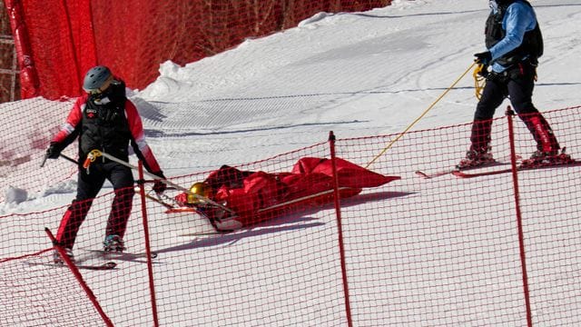 Nach seinem Sturz wird Dominik Schwaiger von Sanitätern von der Strecke gebracht.