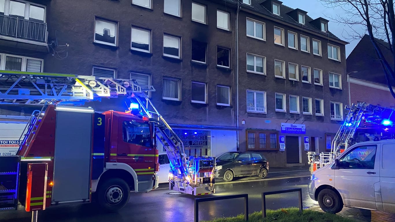 Brand in Gelsenkirchen: Der Wohnungsinhaber sprang hier aus dem zweiten Stock, um sich vor dem Feuer zu retten.