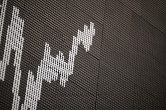 Die Kurstafel an der Frankfurter Börse: Der Dax dürfte am Montag leicht steigen.