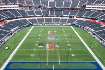 Arbeiter malen das Logo des Super Bowl LVI auf das Spielfeld im SoFi Stadion.