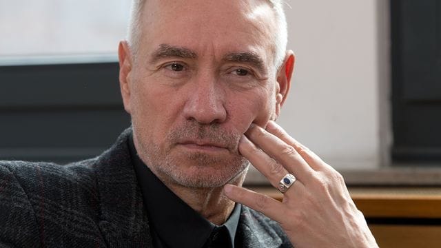 Roland Emmerich beim dpa-Interview: In seinem neuen Film geht es um einen aus der Bahn geratenen Mond. Roland Emmerich beim dpa-Interview: In seinem neuen Film geht es um einen aus der Bahn geratenen Mond.