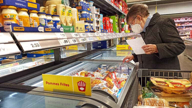 Einkauf im Supermarkt: Auch für Lebensmittel müssen die Deutschen mehr Geld ausgeben.