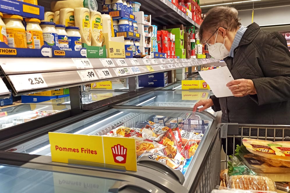 Einkauf im Supermarkt: Auch für Lebensmittel müssen die Deutschen mehr Geld ausgeben.