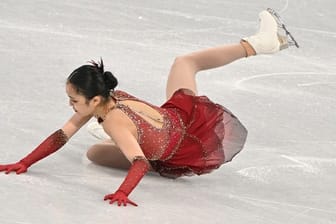 Die für China laufende Eiskunstläuferin Zhu Yi stürzt bei der Kür auf dem Eis.