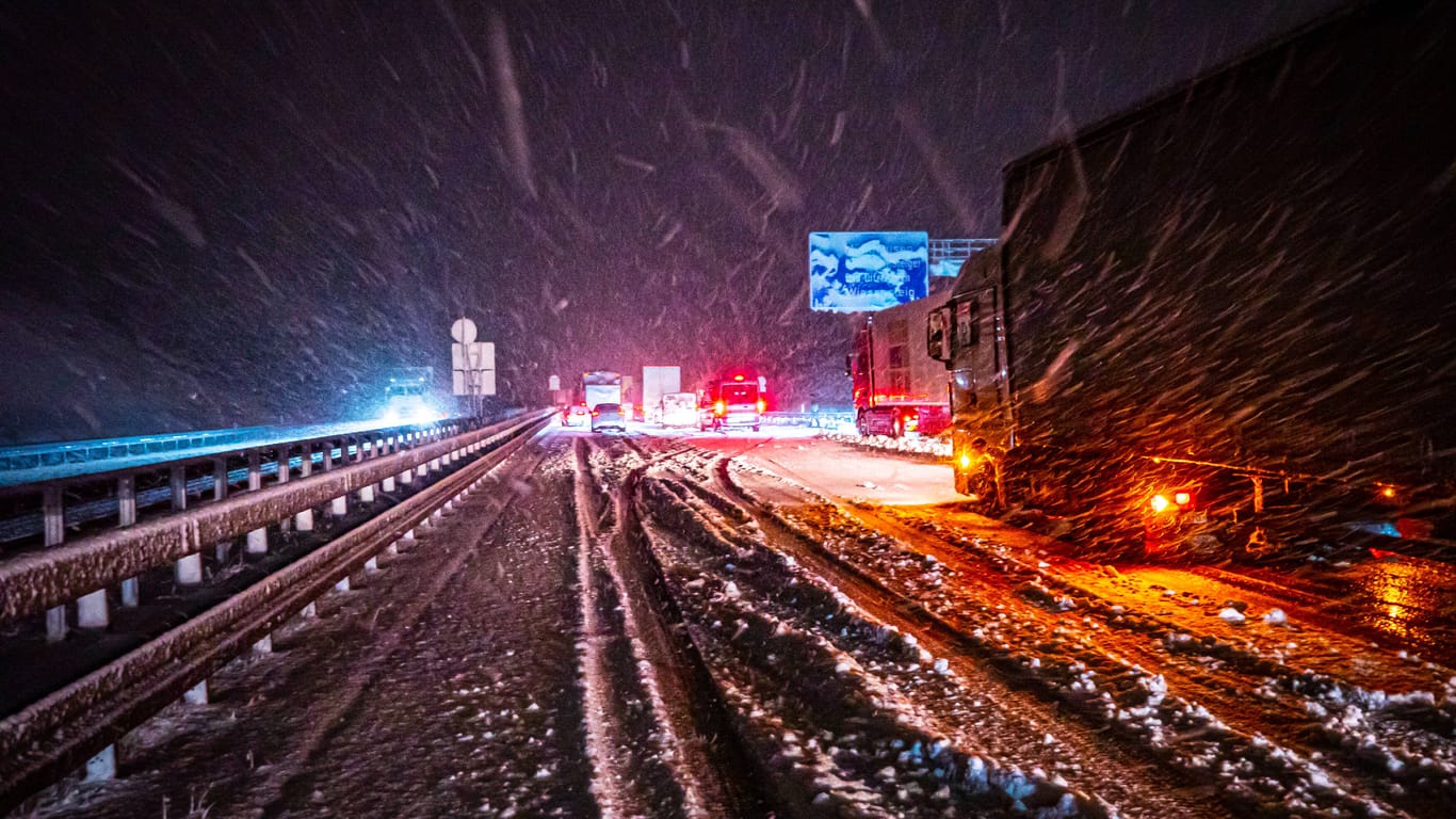 Schneeregen auf der Autobahn 8: Die Fahrbahn war aufgrund des Schnees glatt.