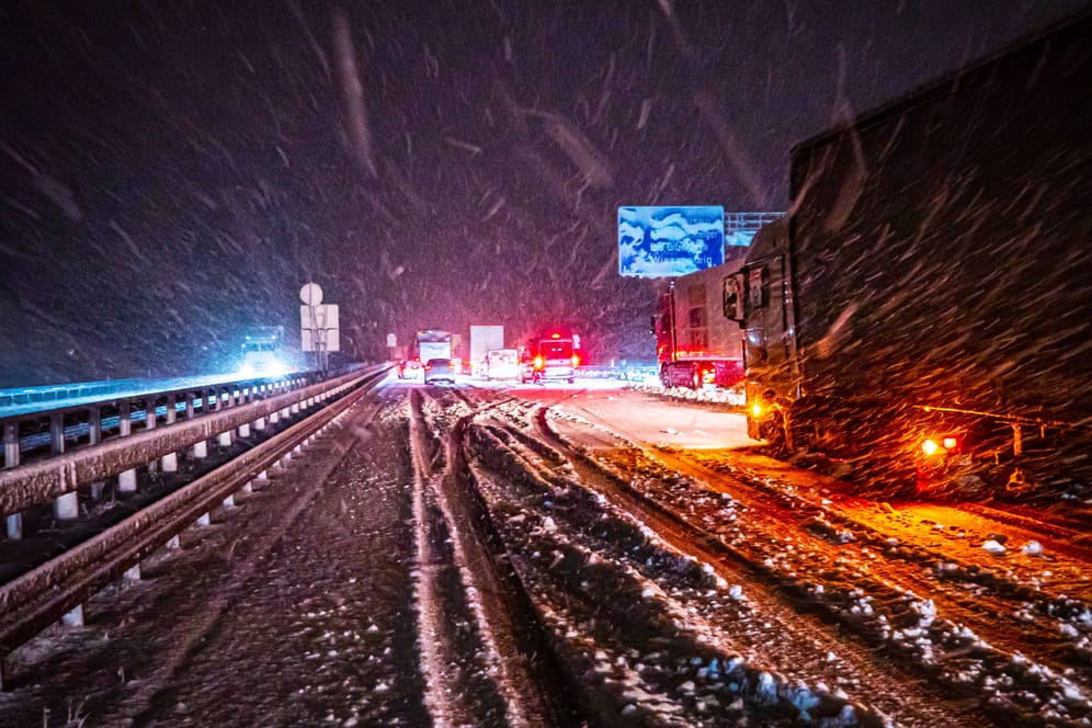 Schneeregen auf der Autobahn 8: Die Fahrbahn war aufgrund des Schnees glatt.