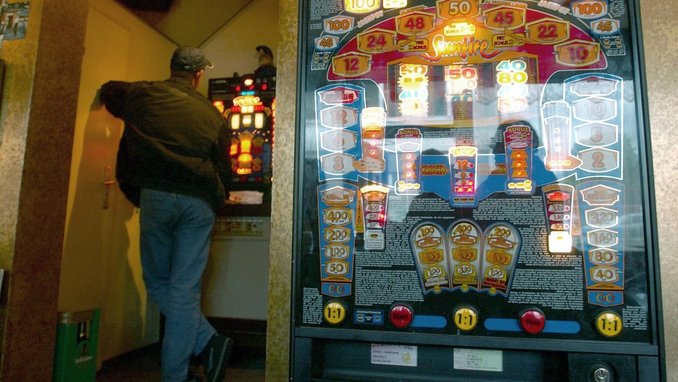 Glücksspielautomaten in einer Kneipe (Archivbild): Experten warnen vor Fun Games, weil man fast ohne Limit spielen kann.