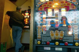 Glücksspielautomaten in einer Kneipe (Archivbild): Experten warnen vor Fun Games, weil man fast ohne Limit spielen kann.
