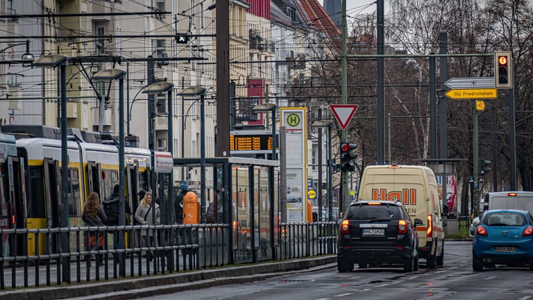 Tramstation an der Greifswalder Straße (Archivbild): Die Polizei hat drei Männer gefasst.