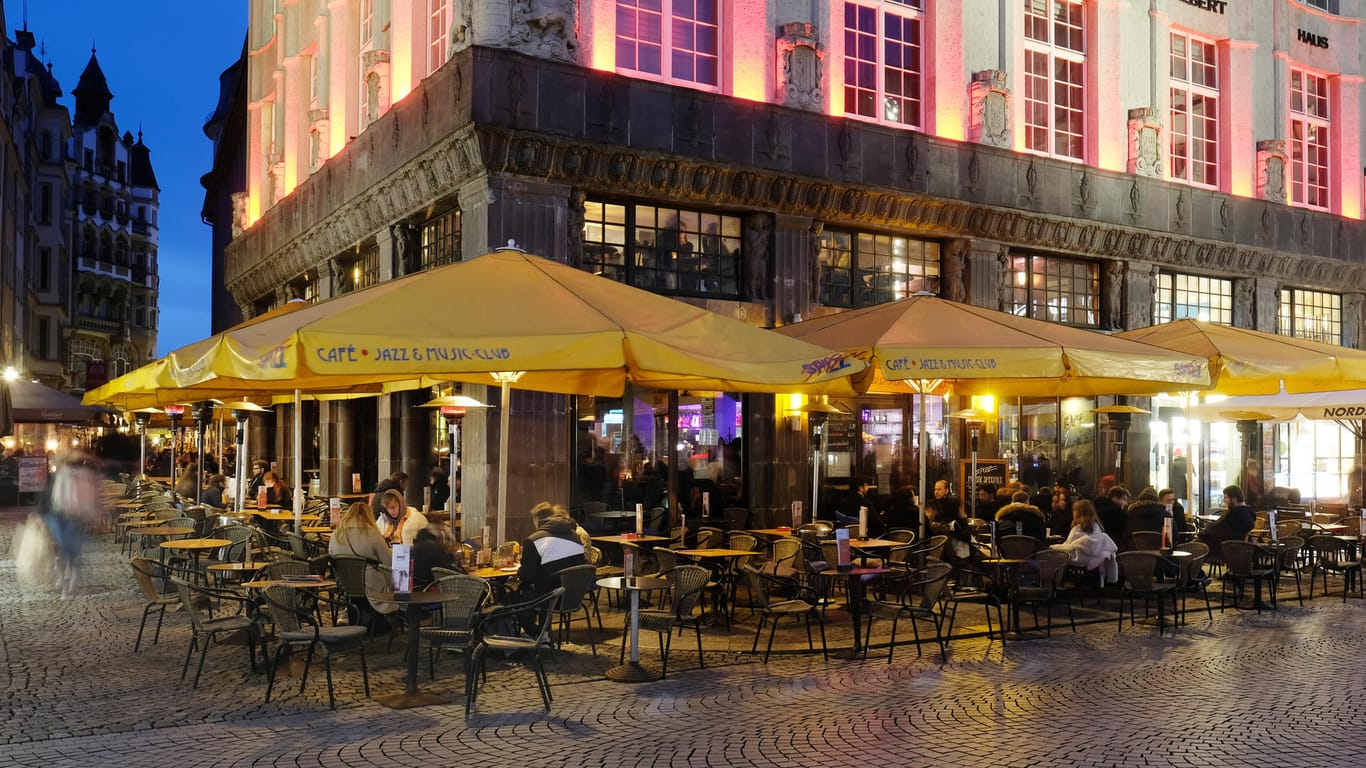Das Leipziger Barfußgässchen: Die Sperrstunde in der Gastronomie um 22 Uhr ist aufgehoben.