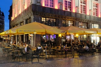Das Leipziger Barfußgässchen: Die Sperrstunde in der Gastronomie um 22 Uhr ist aufgehoben.