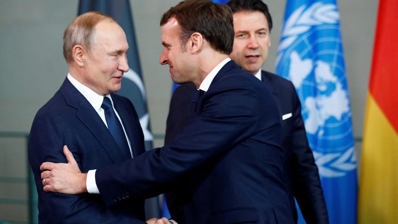 Wladimir Putin (l) und Emmanuel Macron (r): Die Staatschefs treffen sich im Kreml.