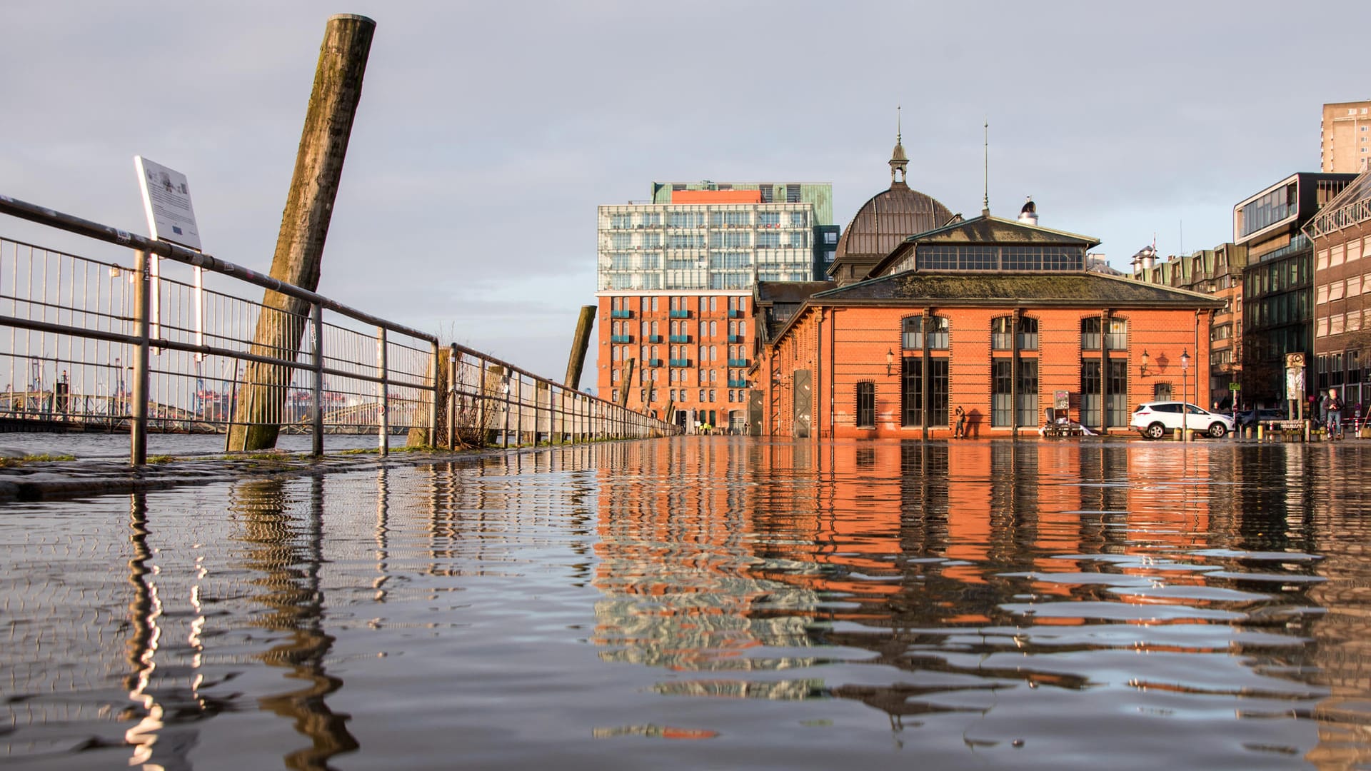 Der Fischmarkt mit der Fischauktionshalle ist am Morgen während einer Sturmflut durch das Hochwasser der Elbe überschwemmt. Der Fischmarkt mit der Fischauktionshalle ist am Morgen während einer Sturmflut durch das Hochwasser der Elbe überschwemmt.