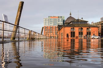 Der Fischmarkt mit der Fischauktionshalle ist am Morgen während einer Sturmflut durch das Hochwasser der Elbe überschwemmt.