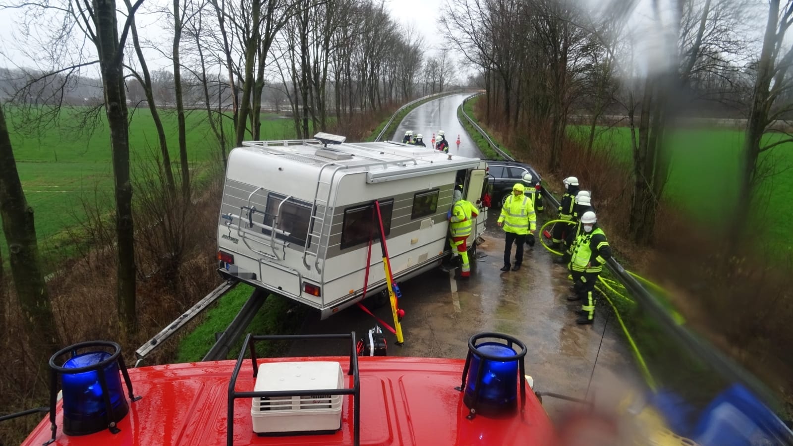 Das Heck des Wohnmobils auf der Leitplanke: Die Einsatzkräfte sicherten das Fahrzeug.