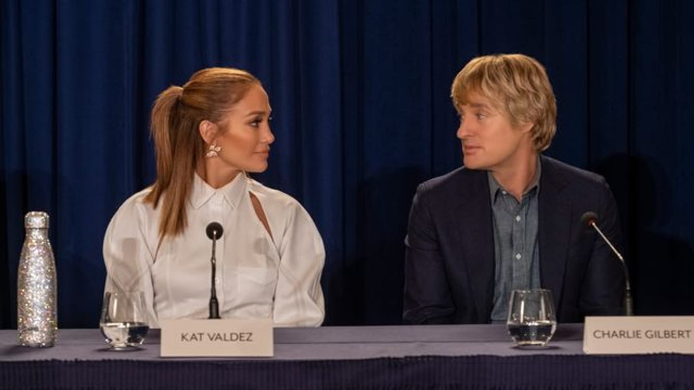 Jennifer Lopez (l) als Kat Valdez und Owen Wilson als Charlie Gilbert in einer Szene des Films "Marry me - Verheiratet auf den ersten Blick".