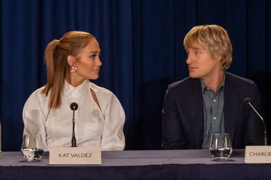 Jennifer Lopez (l) als Kat Valdez und Owen Wilson als Charlie Gilbert in einer Szene des Films "Marry me - Verheiratet auf den ersten Blick".