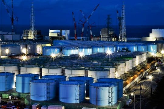 Tanks mit kontaminiertem Wasser, die im Kernkraftwerk Fukushima Dai-ichi behandelt wurden (Archivfoto 25.