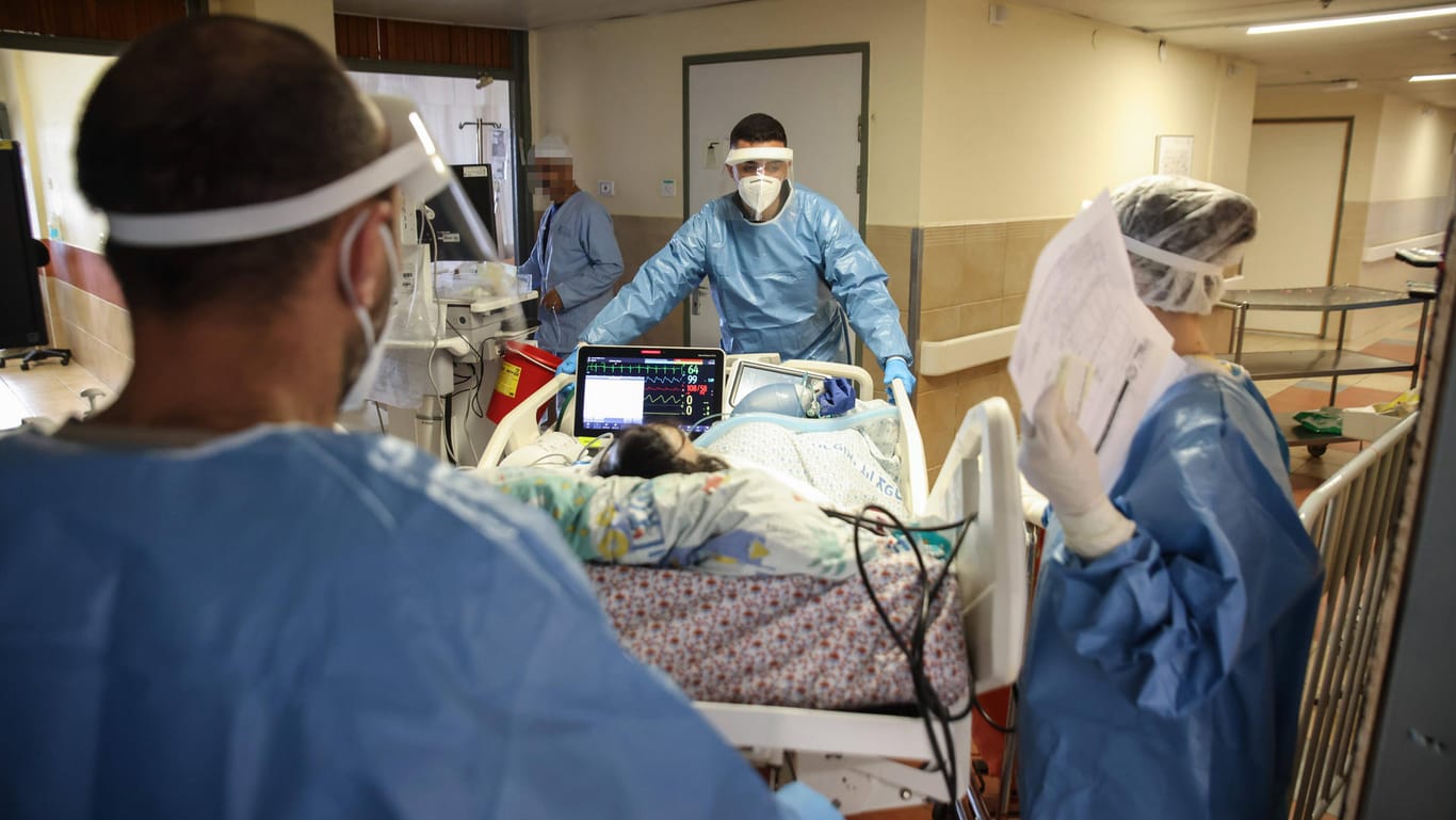 Krankenhaus in Israel: Die Zahl der schweren Corona-Fälle nimmt zu.