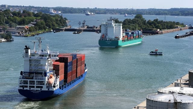 Containerschiffe im Stau