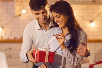 Originelle Geschenkideen zum Valentinstag 2022: romantische Geschenke für Freundin oder Freund.