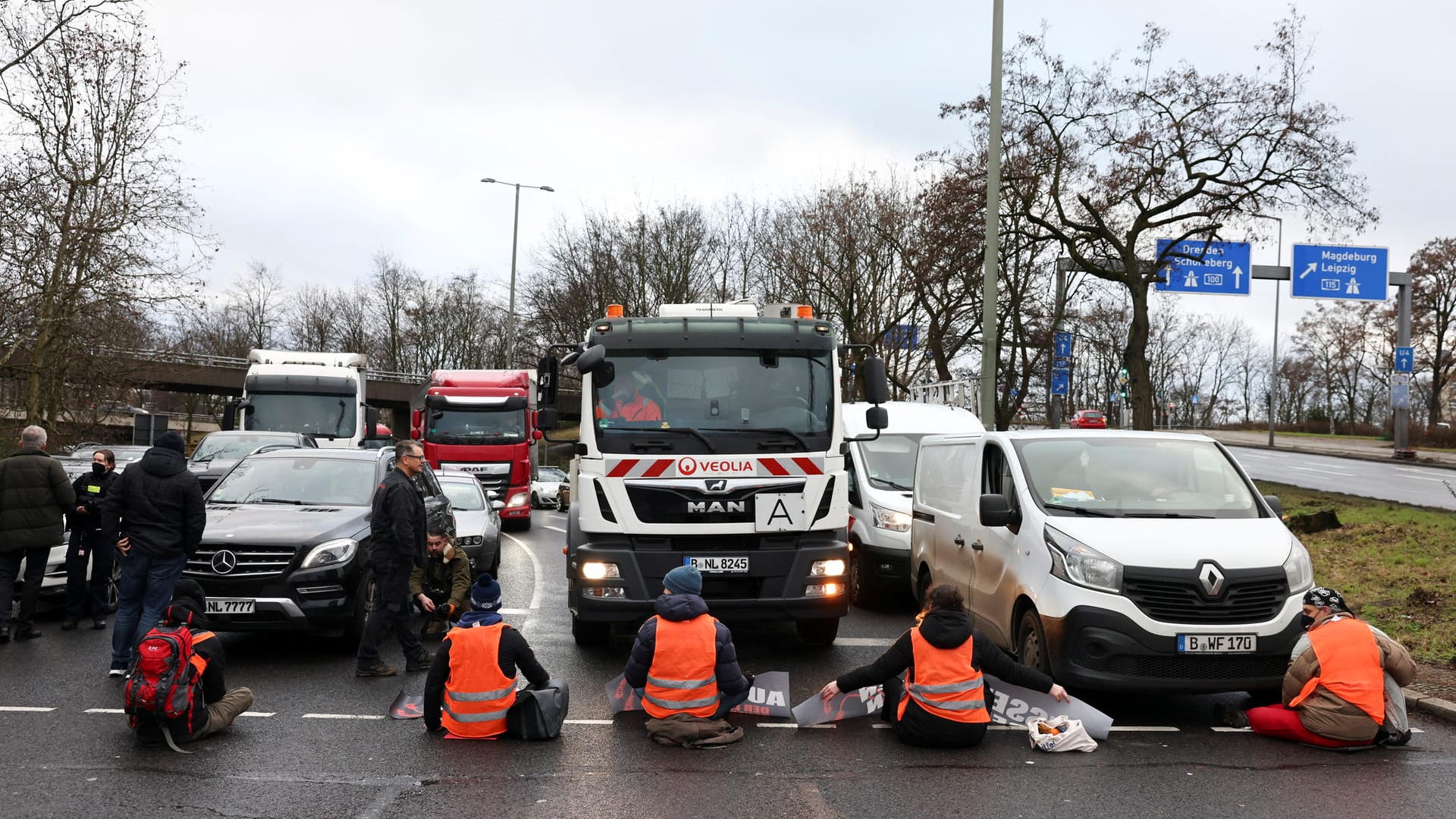 Mehrere Personen besetzen eine Kreuzung: Für Autofahrer sind die Straßenbesetzungen lästig.