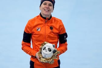 Die Niederländerin Ireen Wüst lief über 1500 Meter in 1:53,28 Minuten zu ihrer sechsten olympischen Goldmedaille.