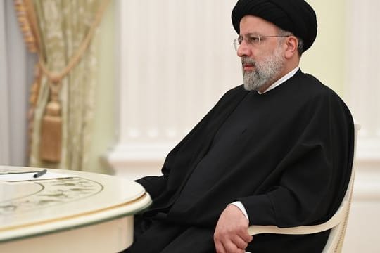 Ebrahim Raisi, Präsident des Iran, nimmt an einem gemeinsamen Treffen mit Präsident Putin im Kreml teil.