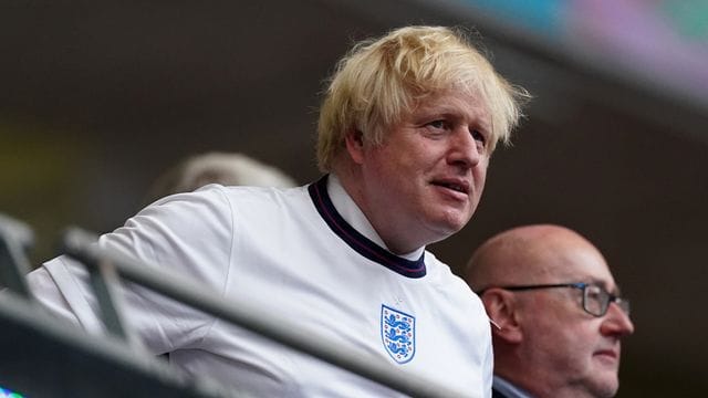 Boris Johnson, Premierminister von Großbritannien, steht während der EM 2021 auf der Tribüne.