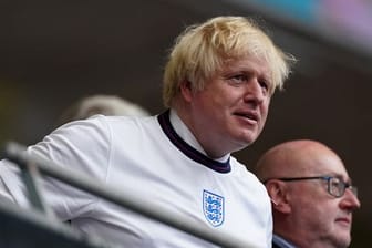 Boris Johnson, Premierminister von Großbritannien, steht während der EM 2021 auf der Tribüne.