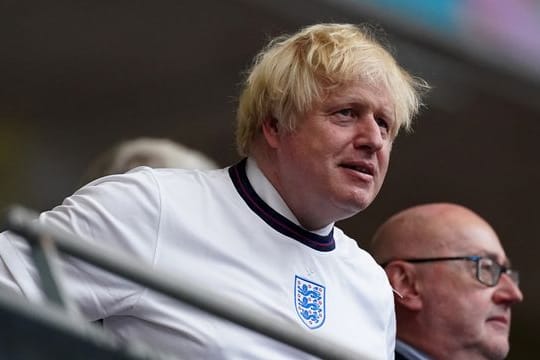 Boris Johnson, Premierminister von Großbritannien, steht während der EM 2021 auf der Tribüne.