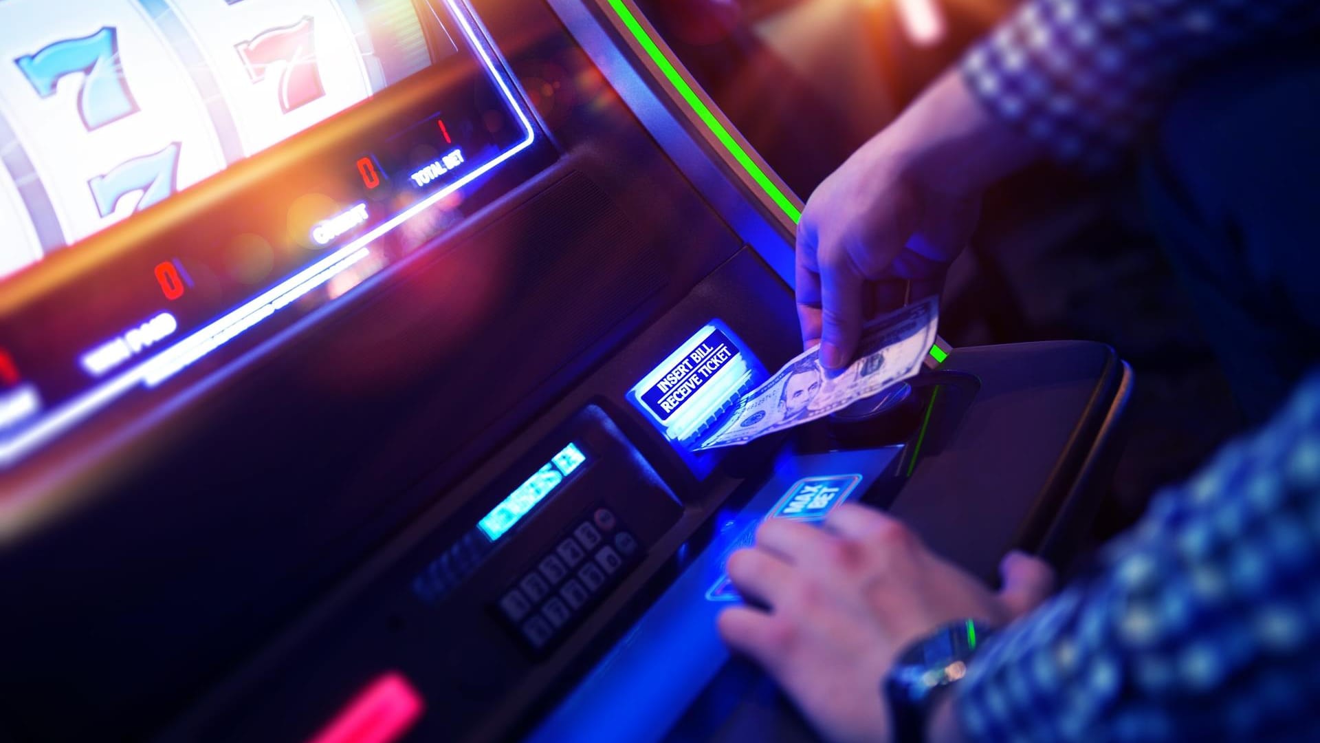 Mann spielt an einem Einarmigen Banditen in Las Vegas: Das Casino musste eine aufwendige Recherche starten, um den Gewinner zu finden. (Symbolfoto)