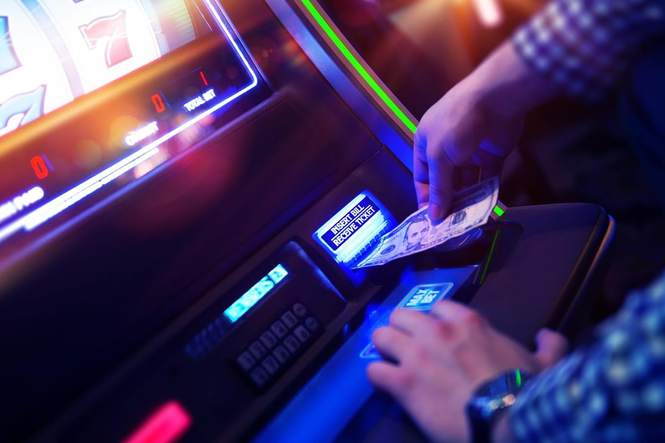 Mann spielt an einem Einarmigen Banditen in Las Vegas: Das Casino musste eine aufwendige Recherche starten, um den Gewinner zu finden. (Symbolfoto)