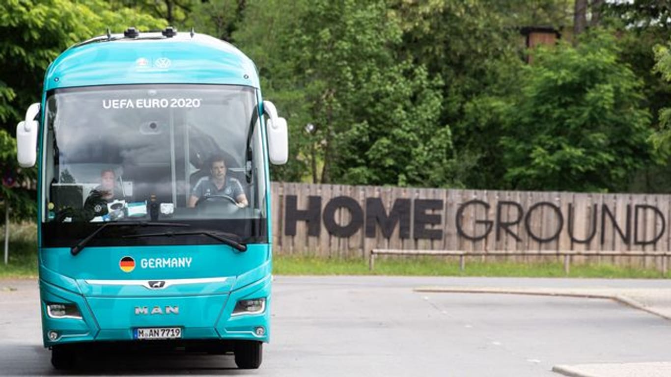 Der Bus der deutschen Nationalmannschaft verlässt das Mannschaftsquartier "Home Ground" in Herzogenaurach.
