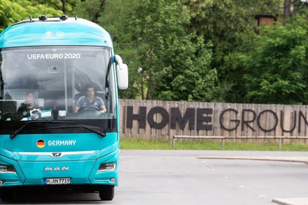 Der Bus der deutschen Nationalmannschaft verlässt das Mannschaftsquartier "Home Ground" in Herzogenaurach.