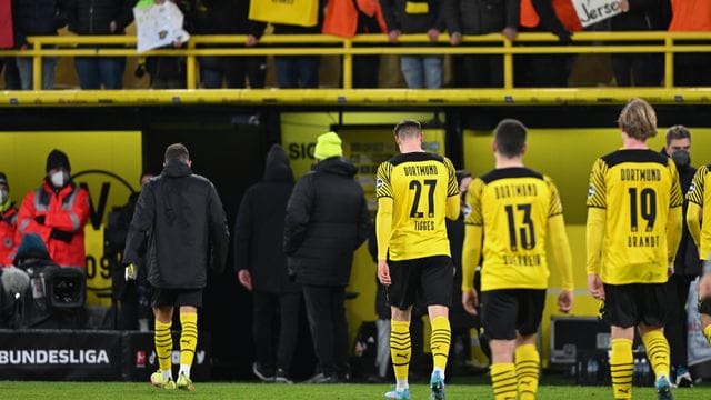 Nur zögerlich treten die BVB-Spieler nach der Niederlage im heimischen Stadion vor die Fans.