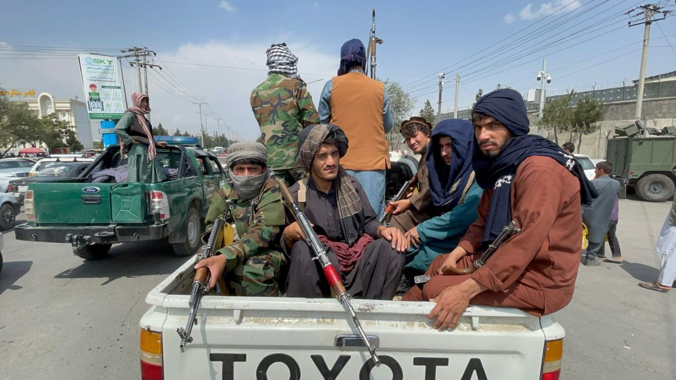 Taliban-Kämpfer: Vor ihrer Herrschaft wollen sich zahlreiche Afghanen in Sicherheit bringen.