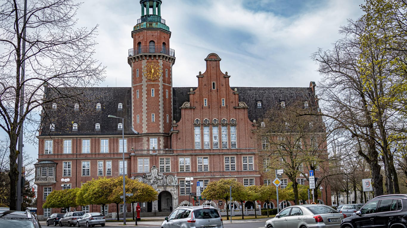 Blick auf das Rathaus Reinickendorf am Eichborndamm (Archivbild): Hier kam es am Montagmorgen zu einem Einbruch.