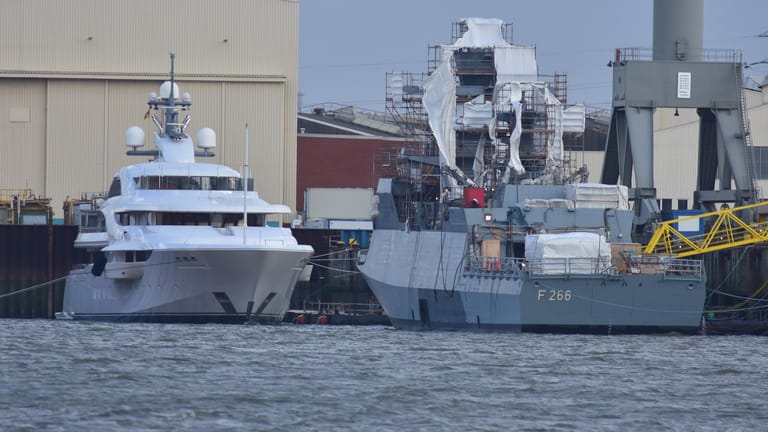 Die Jacht "Graceful" neben einem deutschen Marineschiff: Die Privatjacht wird dem russischen Präsidenten Wladimir Putin zugeschrieben.