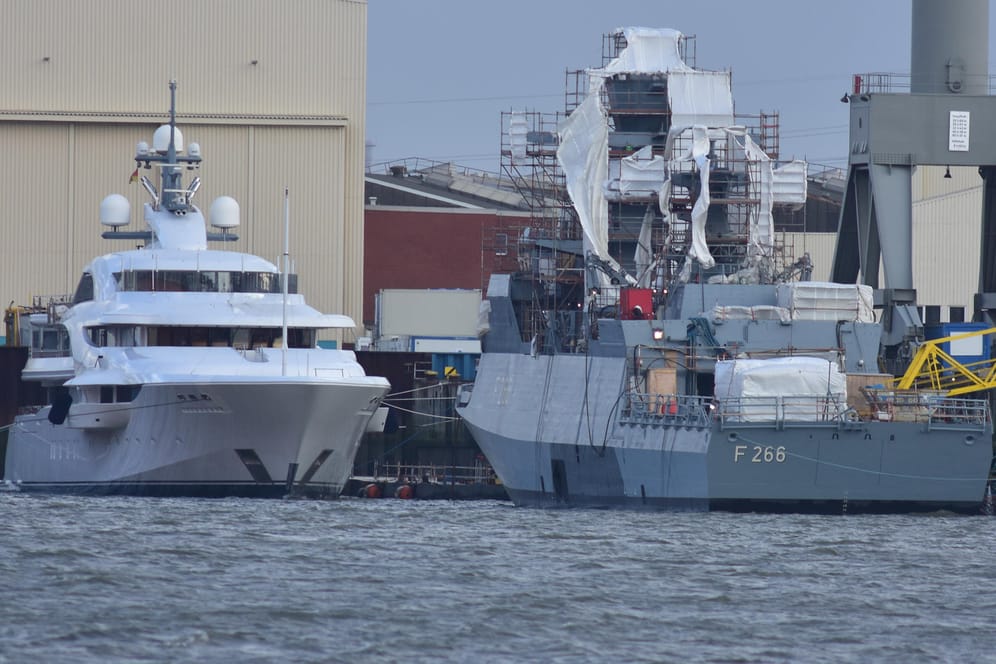 Die Jacht "Graceful" neben einem deutschen Marineschiff: Die Privatjacht wird dem russischen Präsidenten Wladimir Putin zugeschrieben.