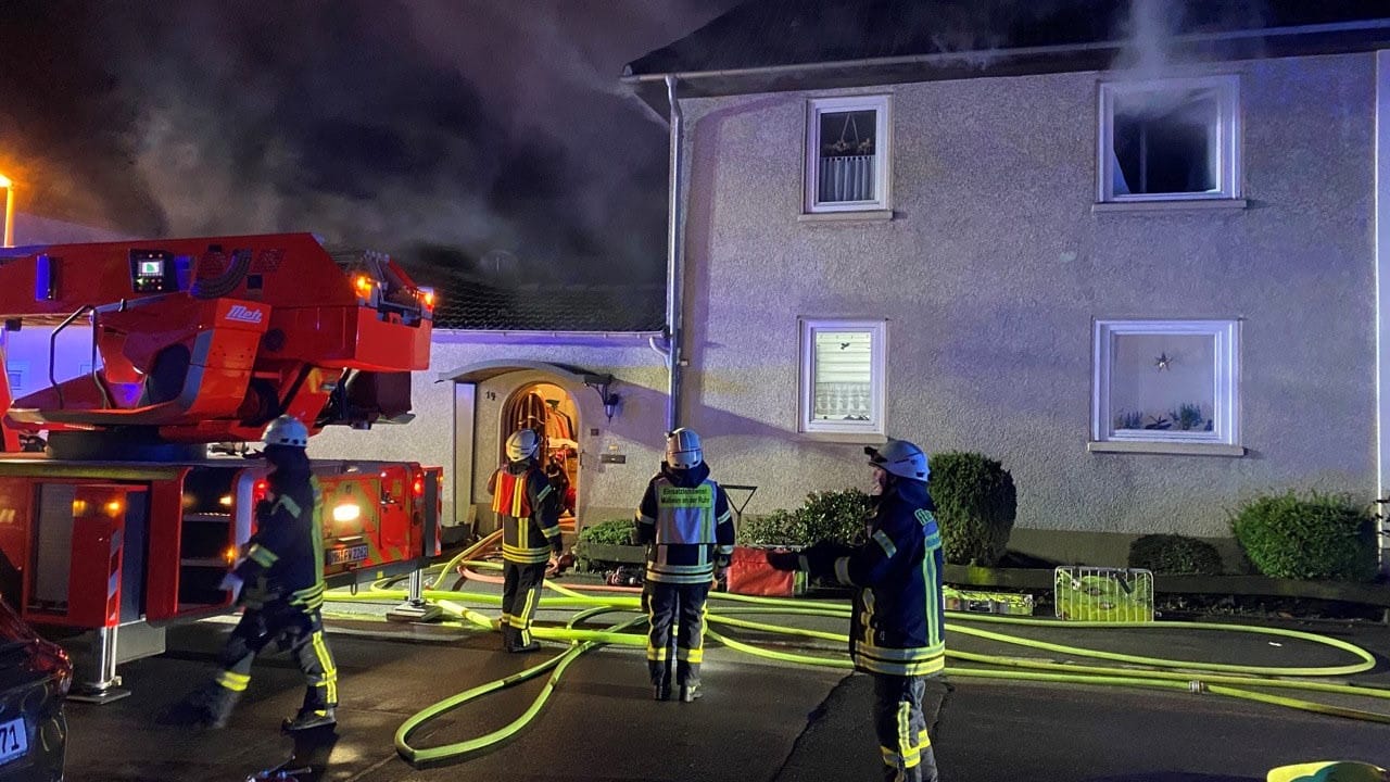 Rauch steigt aus dem Gebäude: In Mülheim hat es in einem Einfamilienhaus gebrannt. Rauch steigt aus dem Gebäude: In Mülheim hat es in einem Einfamilienhaus gebrannt.
