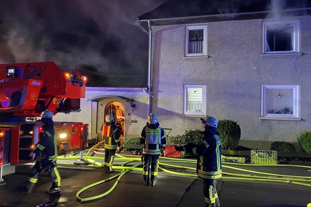 Rauch steigt aus dem Gebäude: In Mülheim hat es in einem Einfamilienhaus gebrannt.