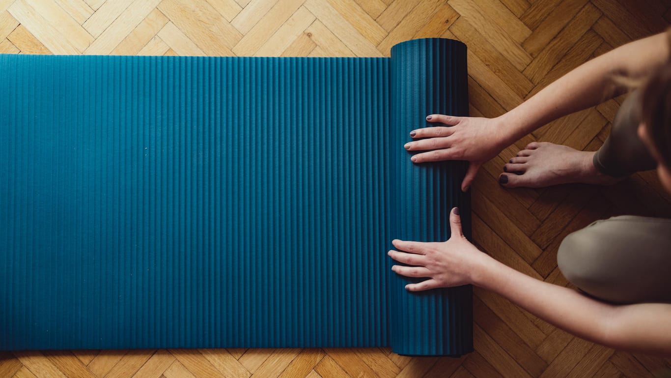 Yogamatte: Yogamatten, die aus Kunststoffen bestehen, lassen sich meist in der Maschine reinigen.