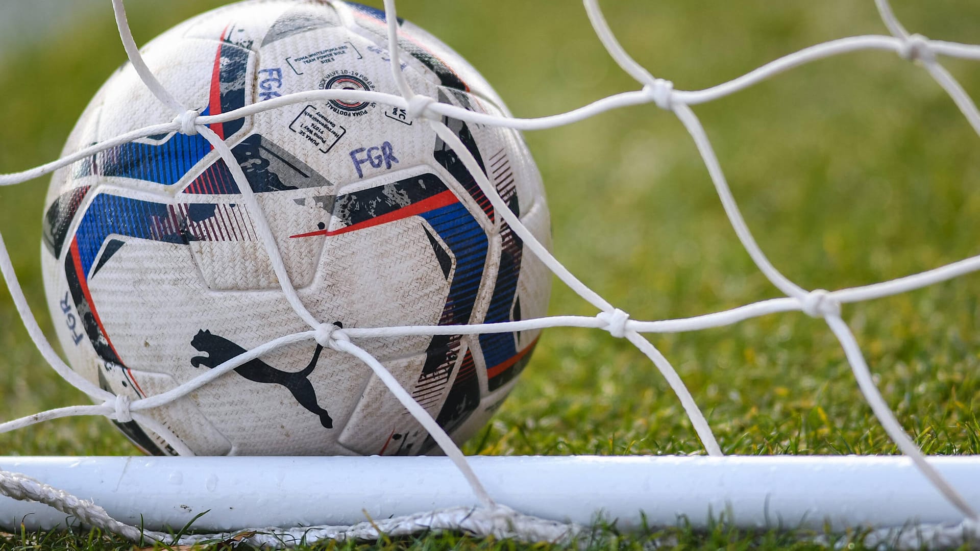 Symbolfoto: In England ist ein Fußballspieler auf dem Weg zu einem Spiel ums Leben gekommen.