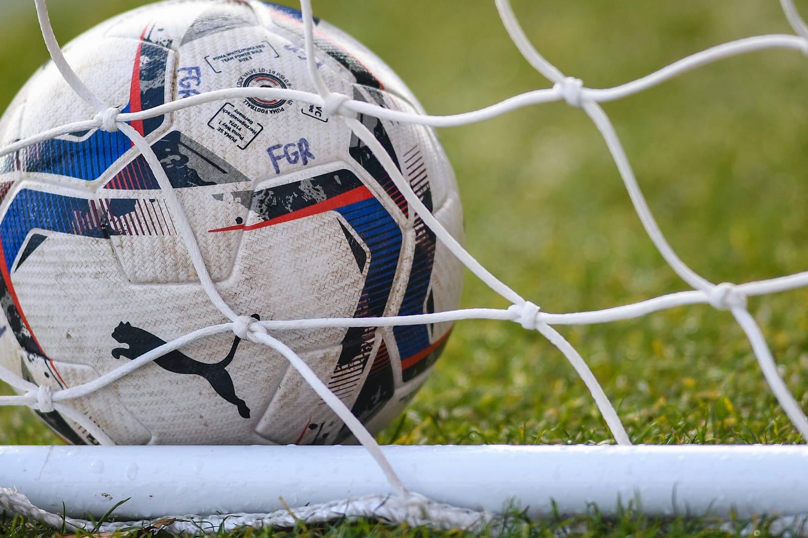 Symbolfoto: In England ist ein Fußballspieler auf dem Weg zu einem Spiel ums Leben gekommen.