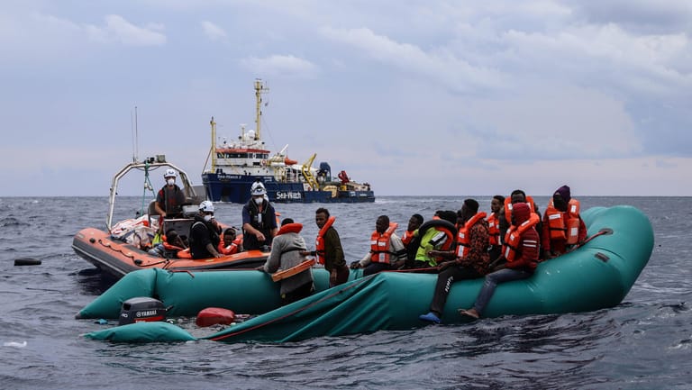 Migranten werden auf dem Mittelmeer gerettet (Archivbild): Im Dezember 2021 starben mindestens 30 Menschen, als ihre Boote sanken.